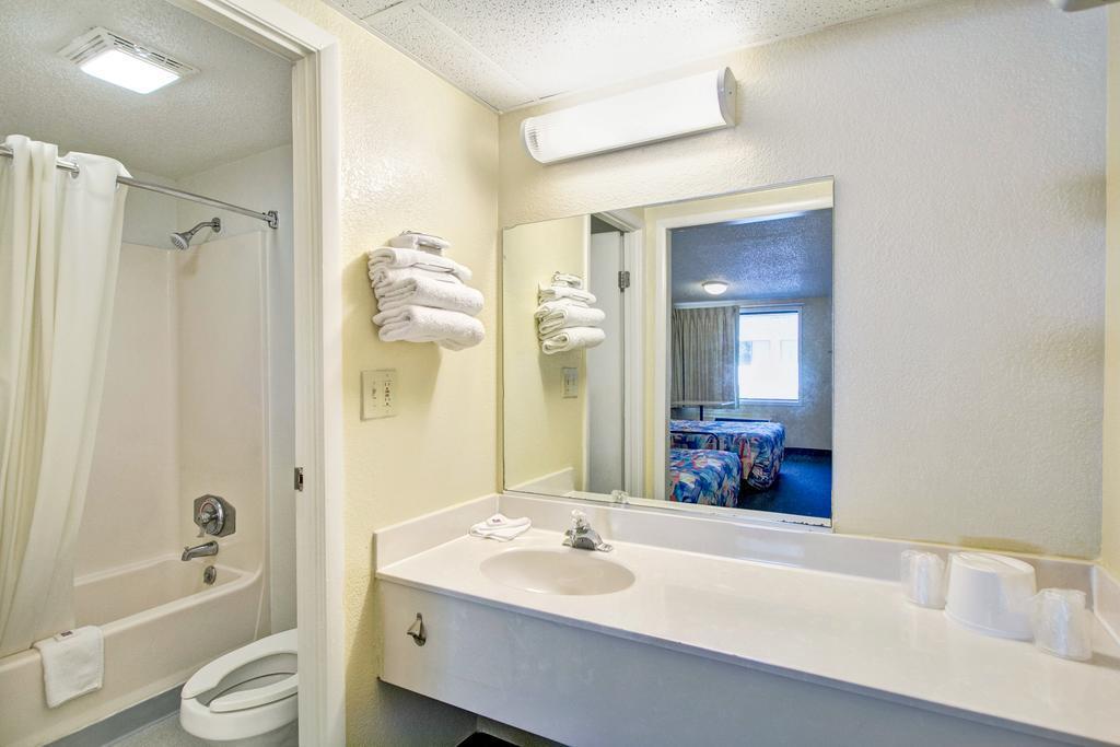 Super 8 By Wyndham Aberdeen Southern Pines Exterior photo