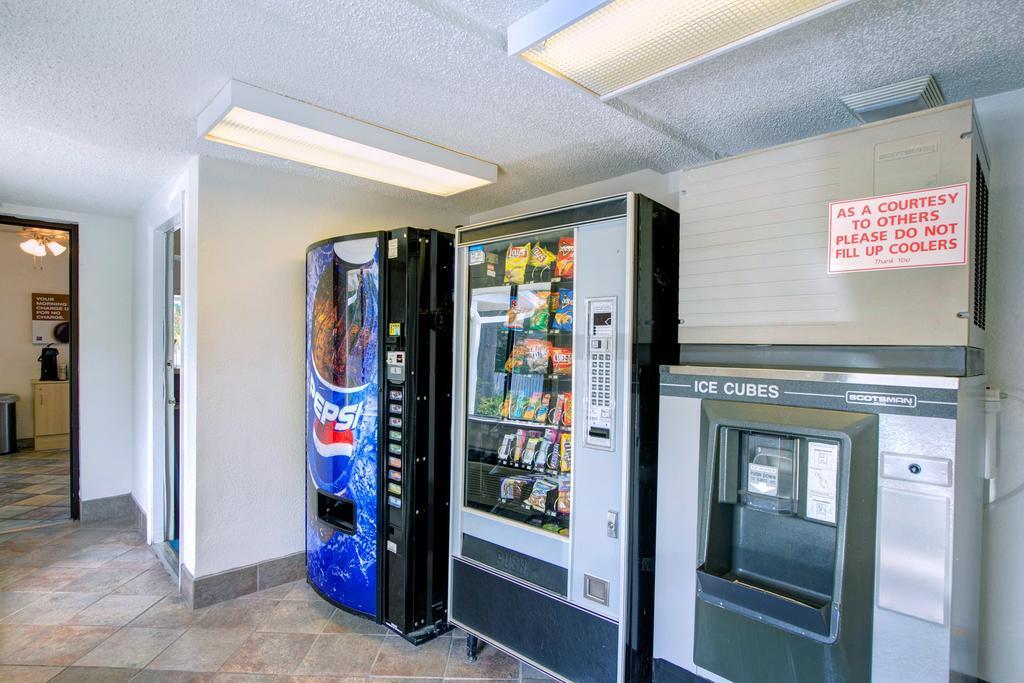 Super 8 By Wyndham Aberdeen Southern Pines Exterior photo