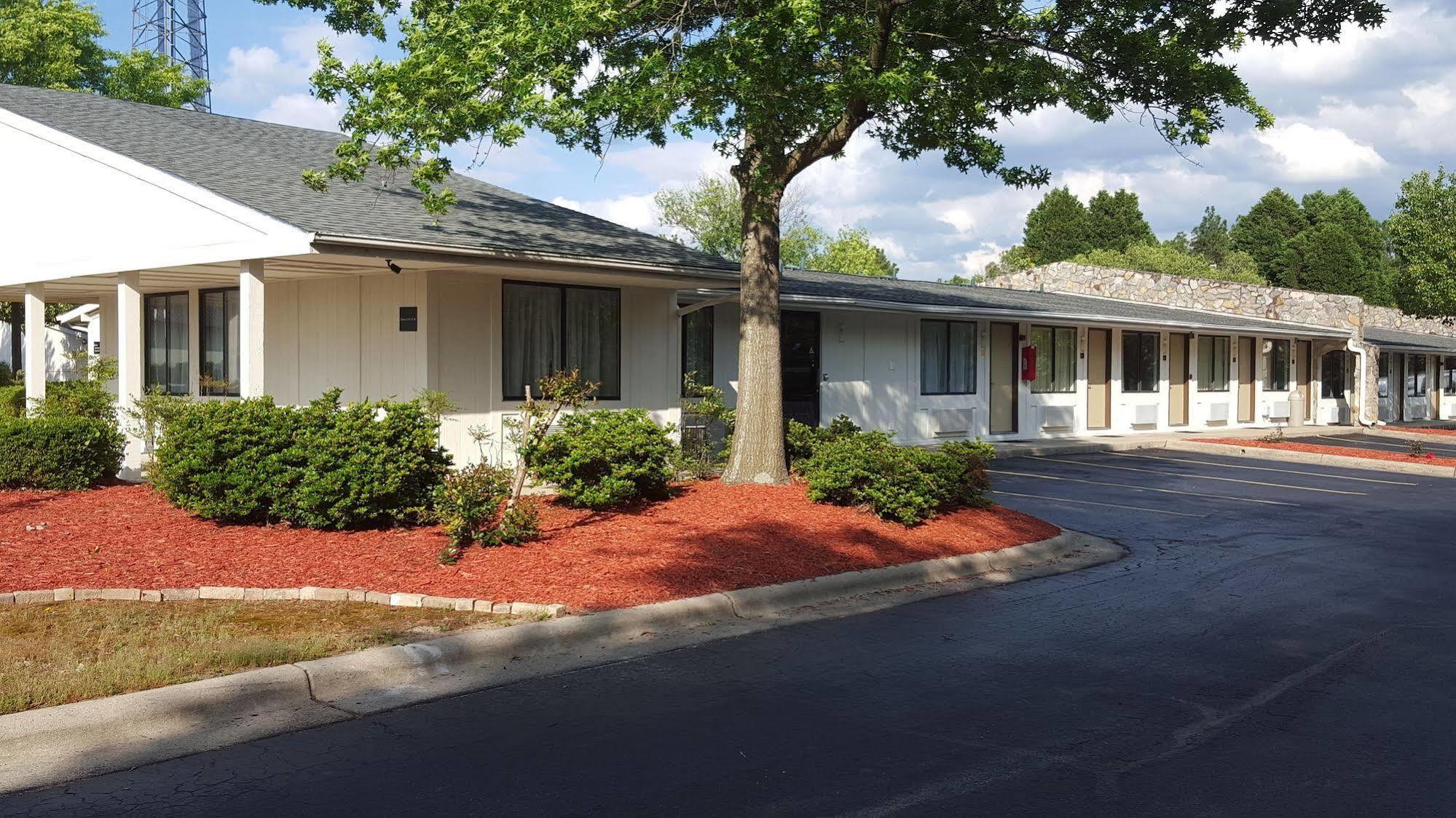 Super 8 By Wyndham Aberdeen Southern Pines Exterior photo