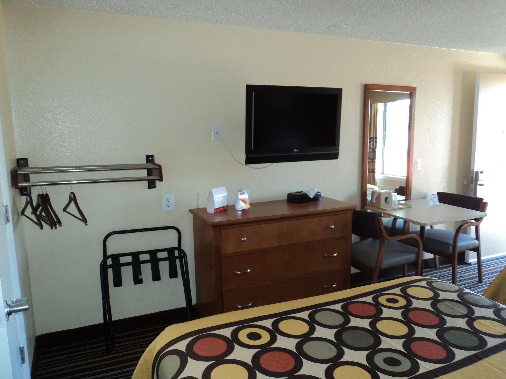 Super 8 By Wyndham Aberdeen Southern Pines Exterior photo