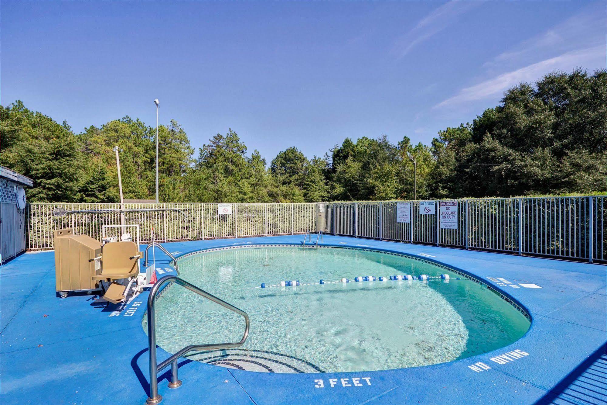 Super 8 By Wyndham Aberdeen Southern Pines Exterior photo
