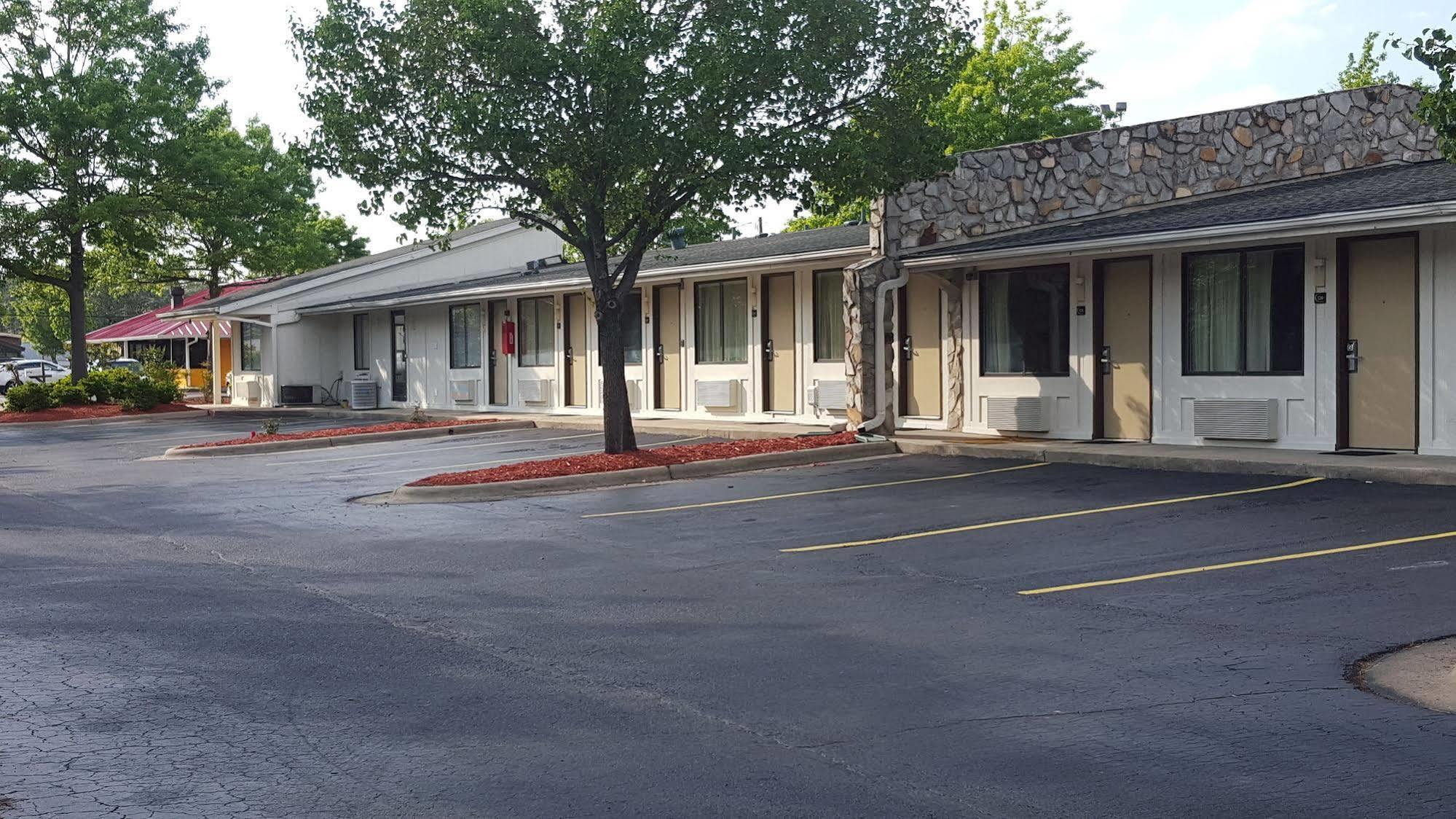 Super 8 By Wyndham Aberdeen Southern Pines Exterior photo